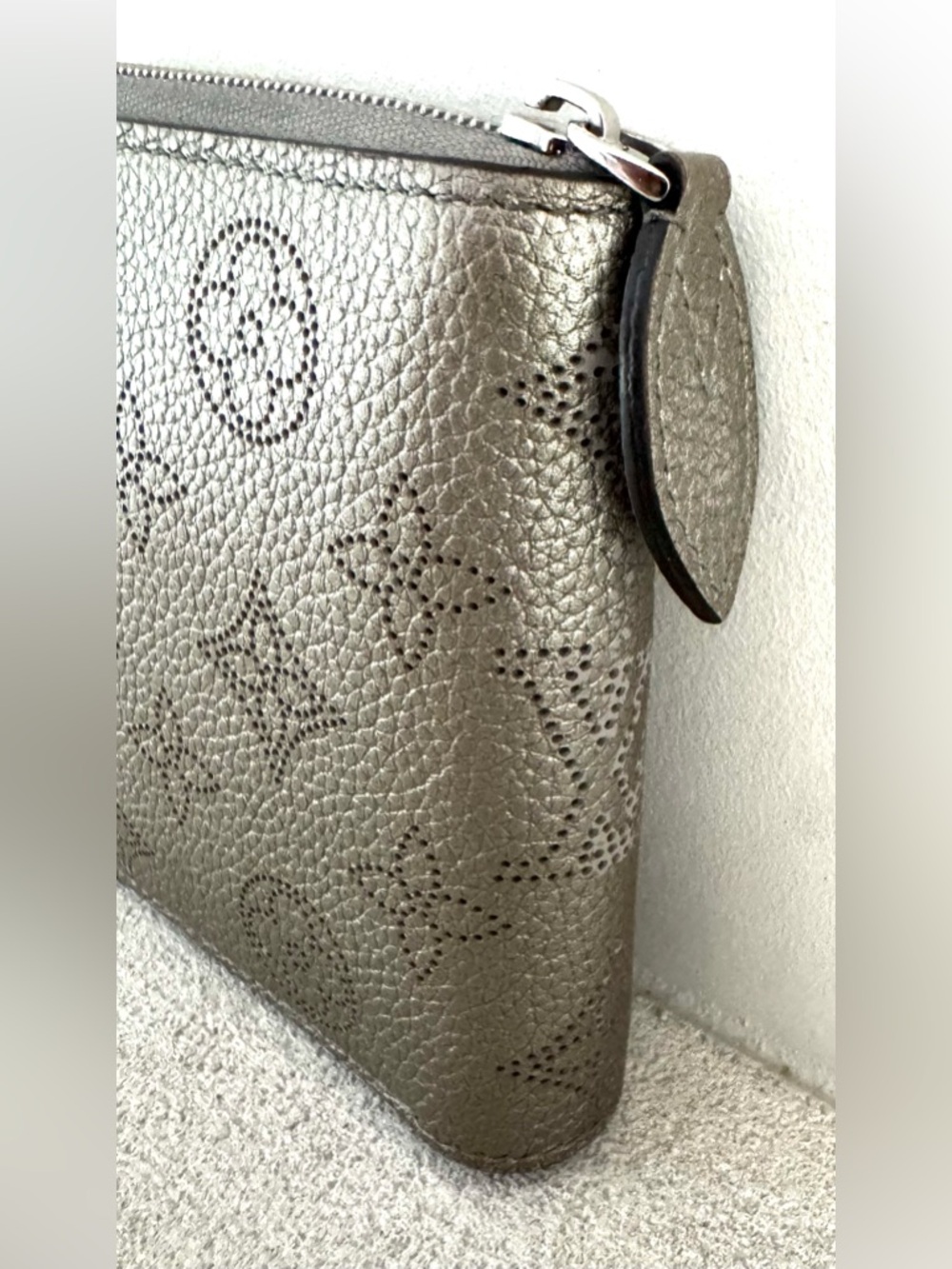 LOUIS VUITTON Mahina Leather Galet Gray Compact Wallet Metallic Sheen - Picture 3 of 8
